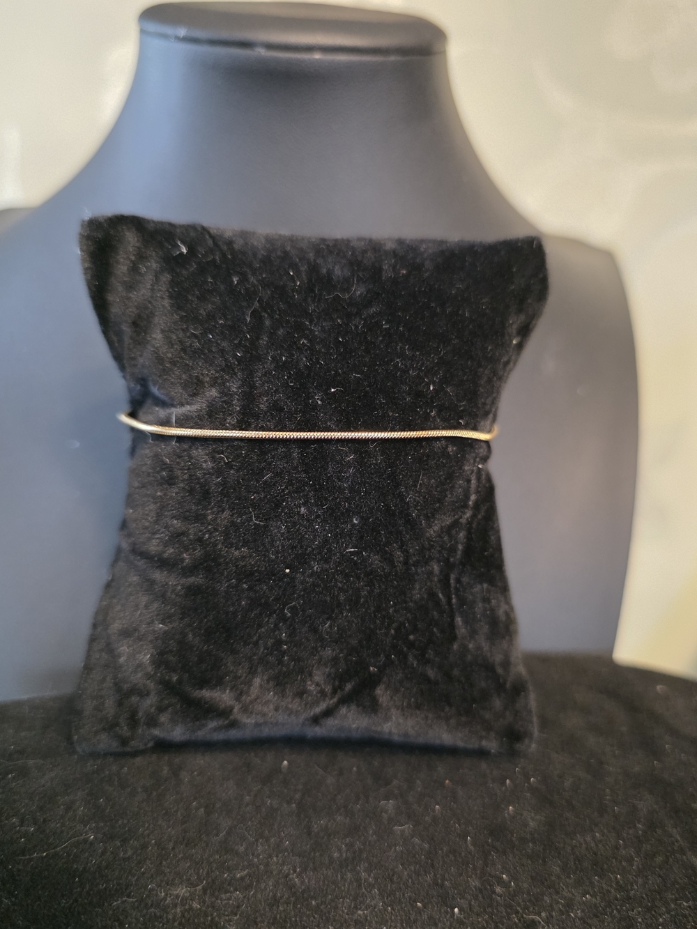 #798 Fashion Jewelry Gold-Tone Thin Snake Chain Bracelet. NWOT
